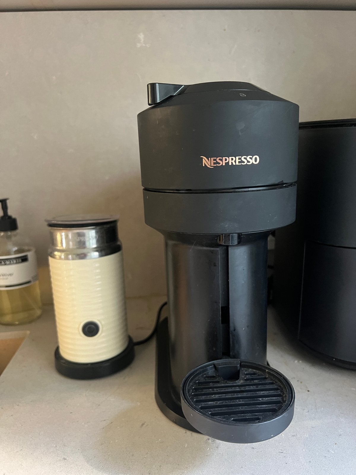 Nespresso Vertuo Next with milk foamer and nespresso pods, Ophalen, 10 kopjes of meer, Koffiemachine, Zo goed als nieuw