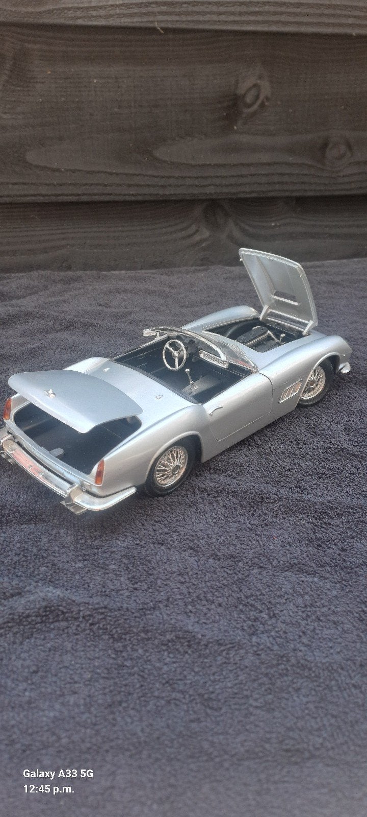 mooie grijze auto schaal 1:18, Hobby en Vrije tijd, Modelauto's | 1:18, Ophalen of Verzenden, Zo goed als nieuw, Maisto