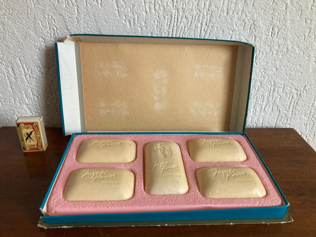 Vintage Jayne Flower Penelope zeepjes in originele doos, Sieraden, Tassen en Uiterlijk, Uiterlijk | Lichaamsverzorging, Zo goed als nieuw