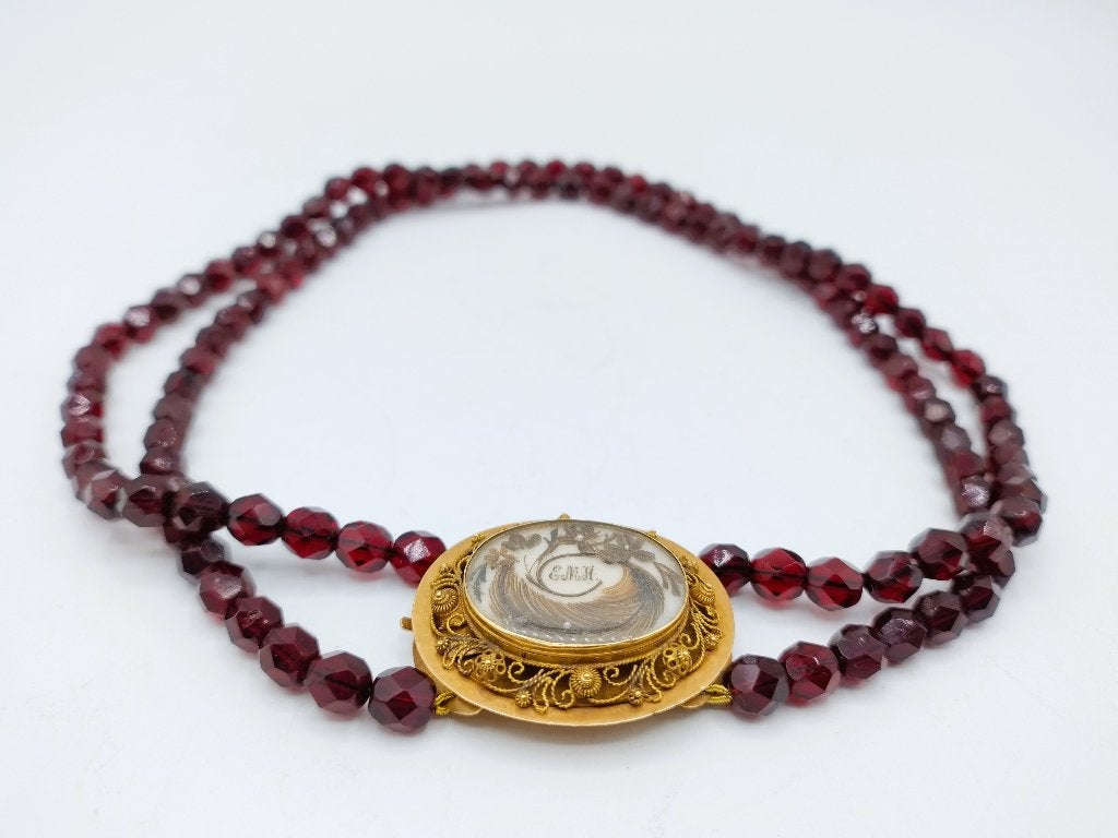 Glasgranaten ketting met 18 karaats gouden rouwslot, 1867