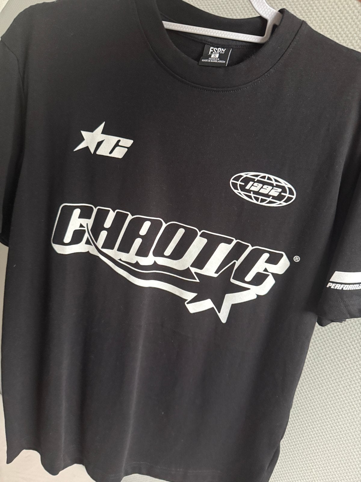 Zwart T-shirt met 'Chaotic' print - Maat S, Ophalen of Verzenden, Gedragen, Maat 46 (S) of kleiner, Zwart