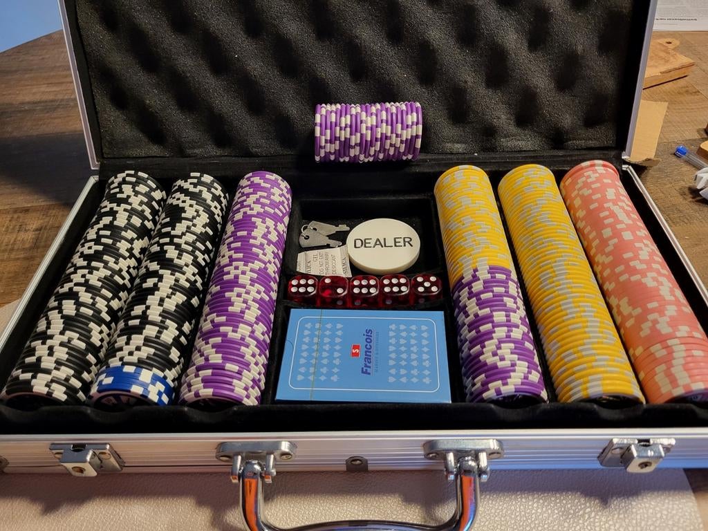 Hele luxe pokerset poker chips met vele extra's
95 zwart 100, Vijf spelers of meer, Ophalen of Verzenden, Zo goed als nieuw, Poker
