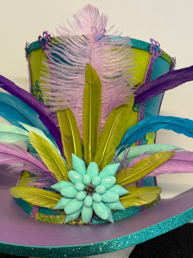 Foam hoge hoed aqua/lime/lila, Kleding | Dames, Carnaval, Ophalen of Verzenden, Zo goed als nieuw, Accessoires