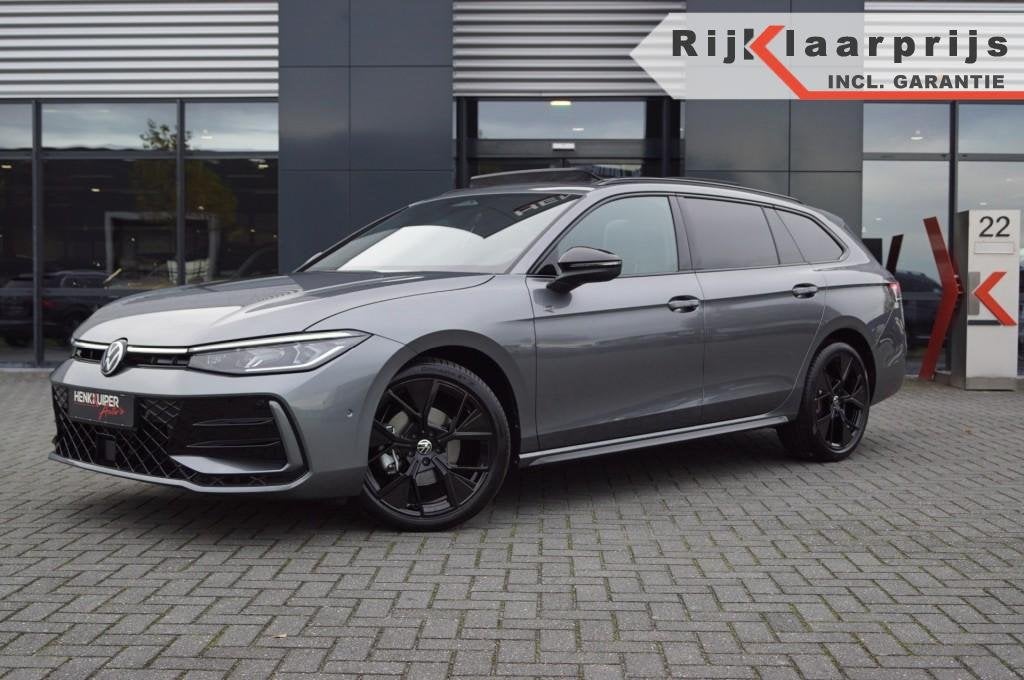 Volkswagen PASSAT VARIANT 2.0 TDI DSG R-Line Black st. 150pk, Auto's, Volkswagen, Automaat, Gebruikt, Diesel, Stuurwielverwarming