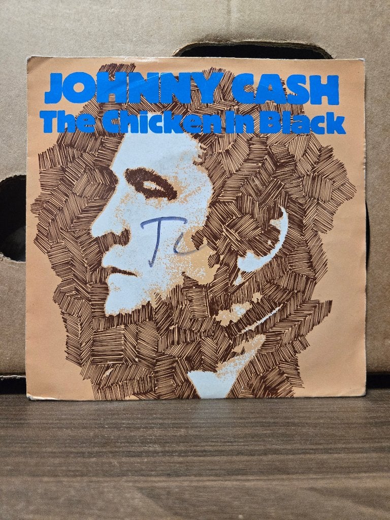 Johnny Cash - The chicken in black, 7 inch, Ophalen of Verzenden, Zo goed als nieuw, Fotohoes