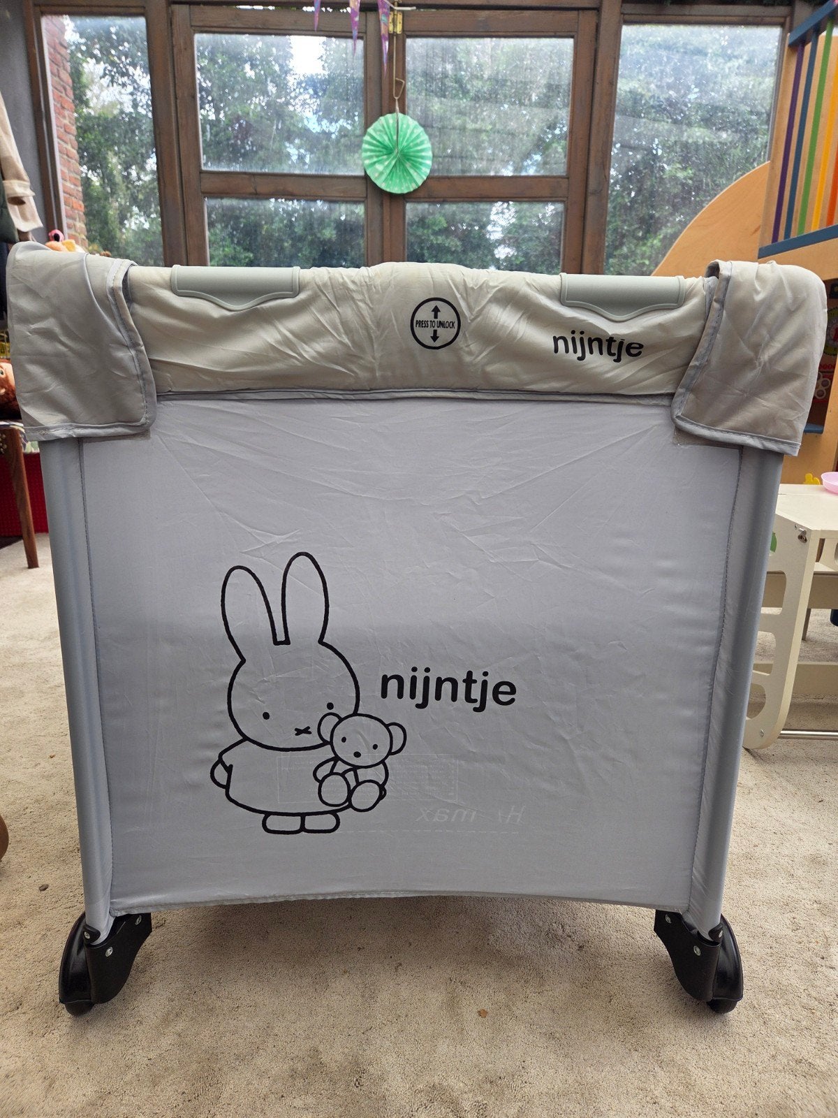 Nijntje Campingbedje met Verhoger, Ritsdeurtje en Wieltjes, Kinderen en Baby's, Ophalen, Zo goed als nieuw