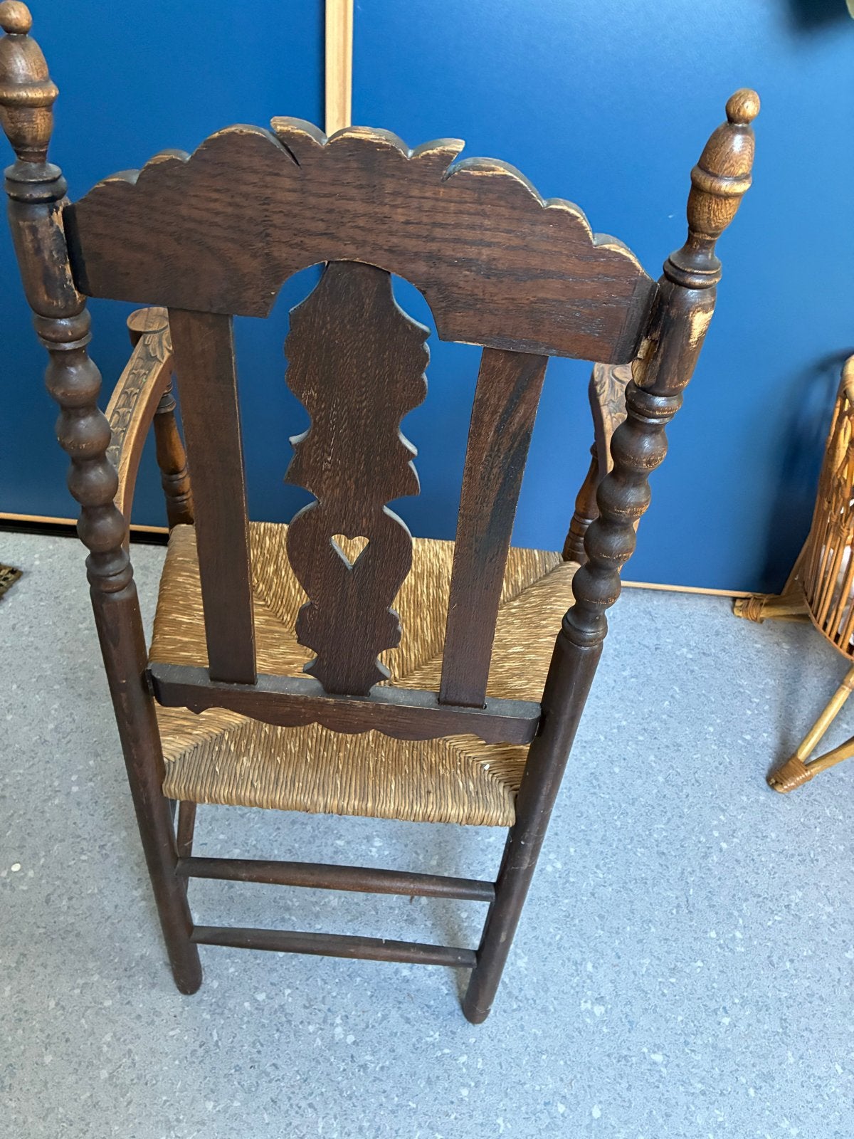 Antieke houten stoel met rieten zitting en armleuningen, Antiek en Kunst, Antiek | Meubels | Stoelen en Banken, Ophalen