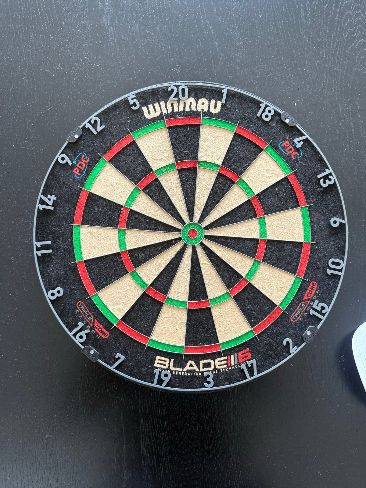 WinmauBlade 6 Dartbord met 2 sets Darts (Michael van gerwen), Ophalen of Verzenden, Zo goed als nieuw, Dartbord met pijlen