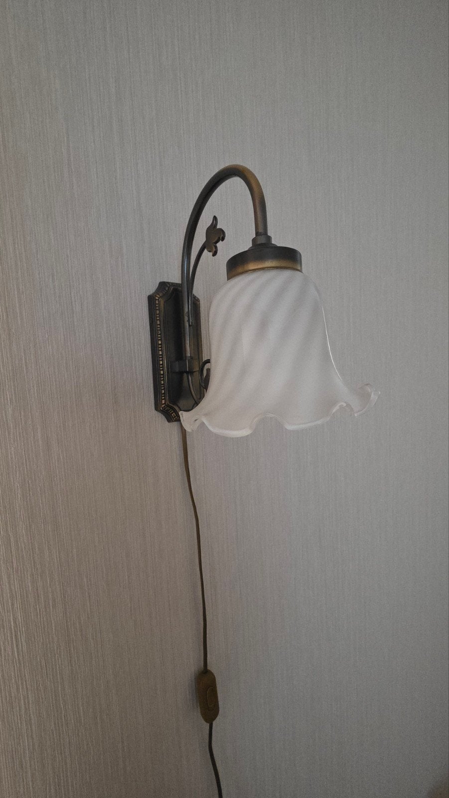 Klassieke wandlamp met wit glazen kapje - 22 cm hoog, Ophalen, Wandhanger, Klassiek, Glas