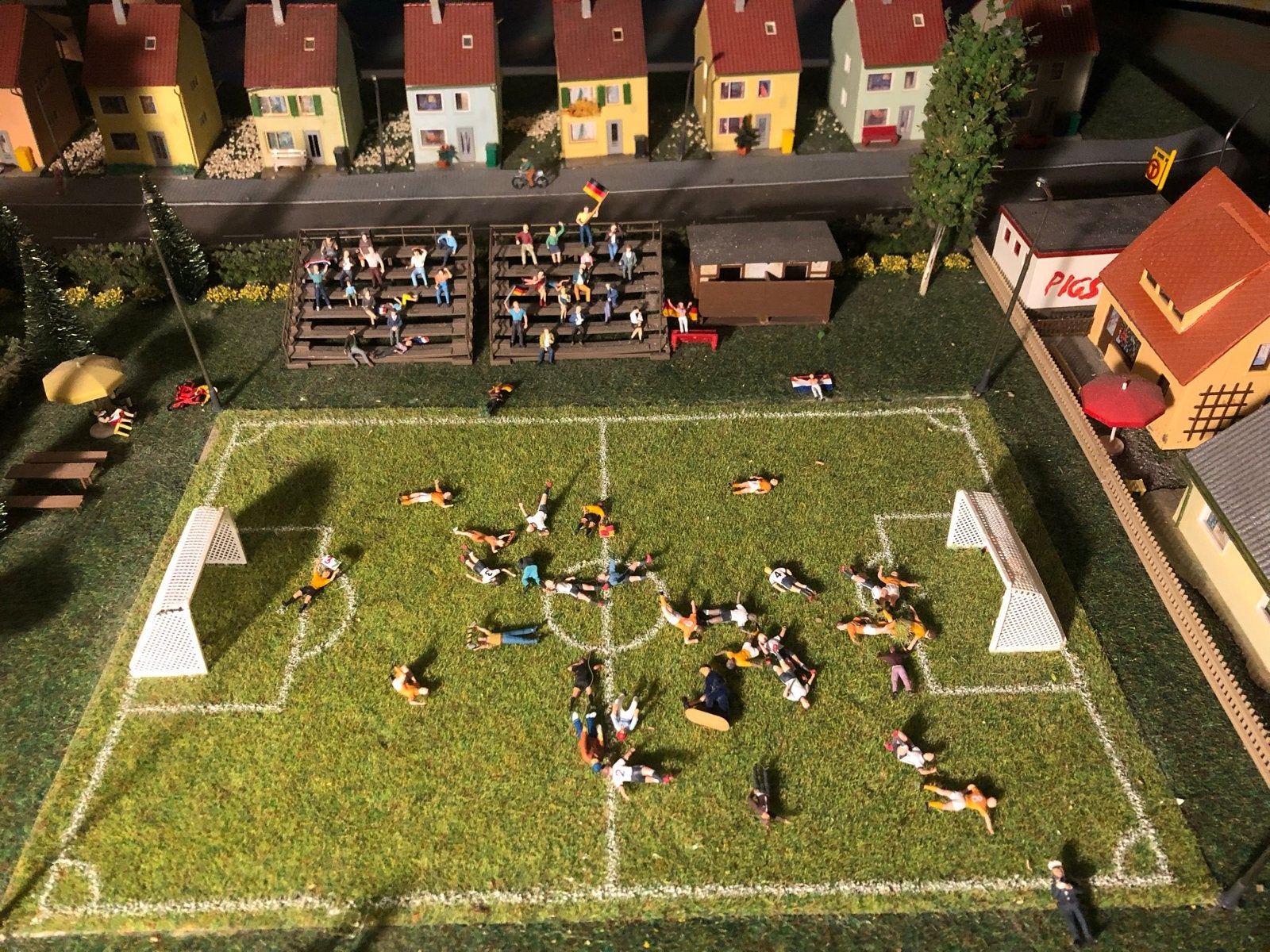 H0 Miniatuur voetbalstadion met huizen en parkeerplaats, Hobby en Vrije tijd, Modelbouw | Overige, Ophalen, Gebruikt, 1:144 of kleiner