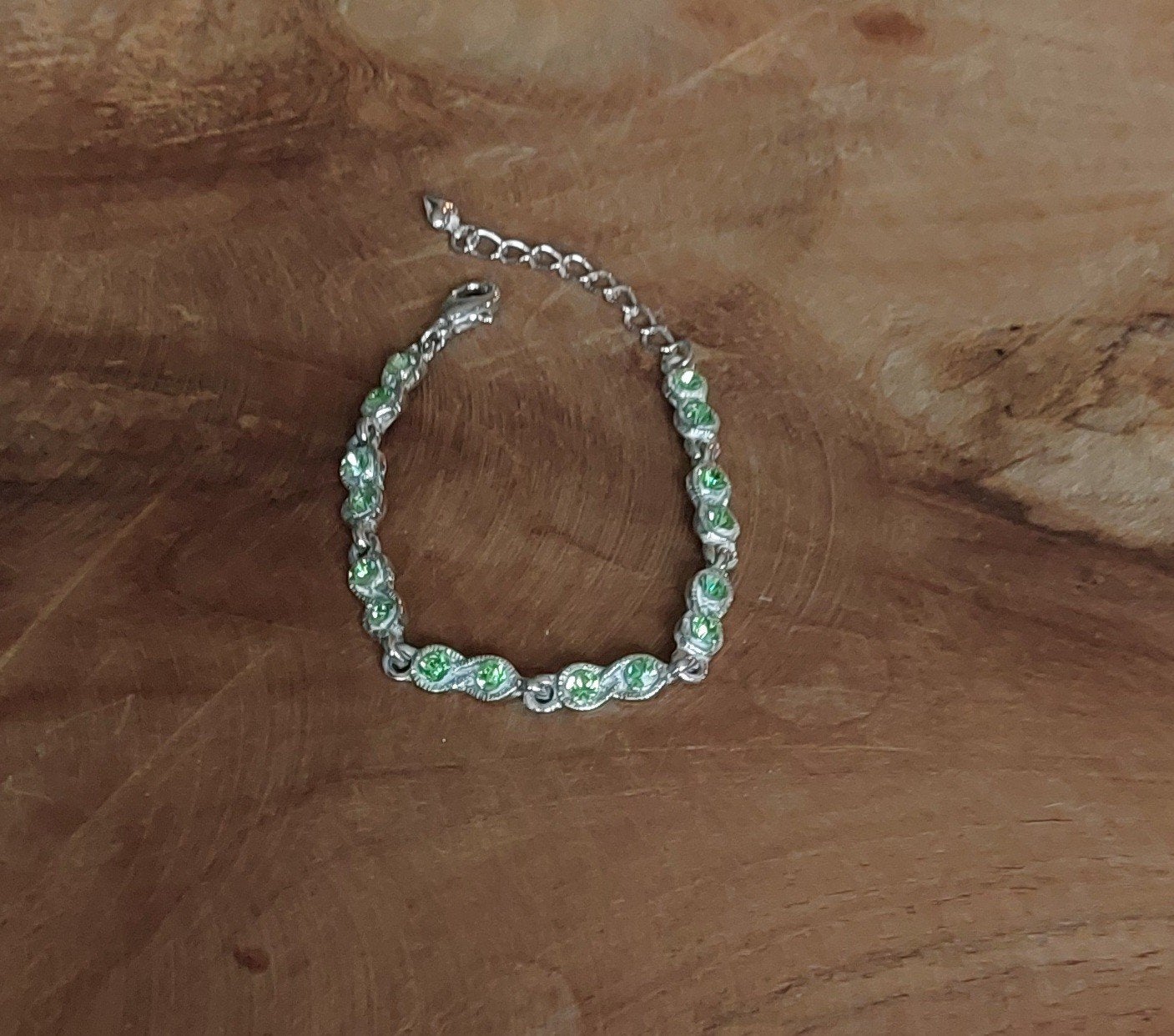 Zilverkleurige armband met groene strass steentjes, Ophalen, Overige materialen, Zo goed als nieuw, Groen