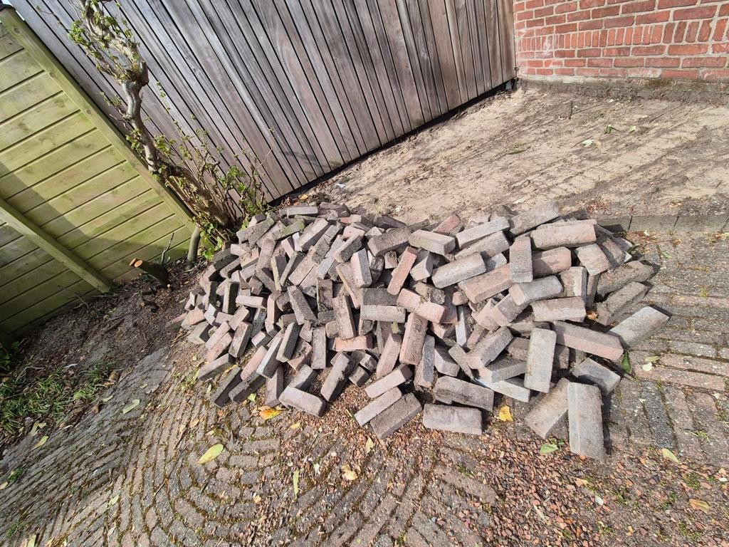 Mooie bakstenen - GRATIS op te halen - Ongeveer 50m2, Tuin en Terras, Tegels en Klinkers, Ophalen, Beton, Klinkers