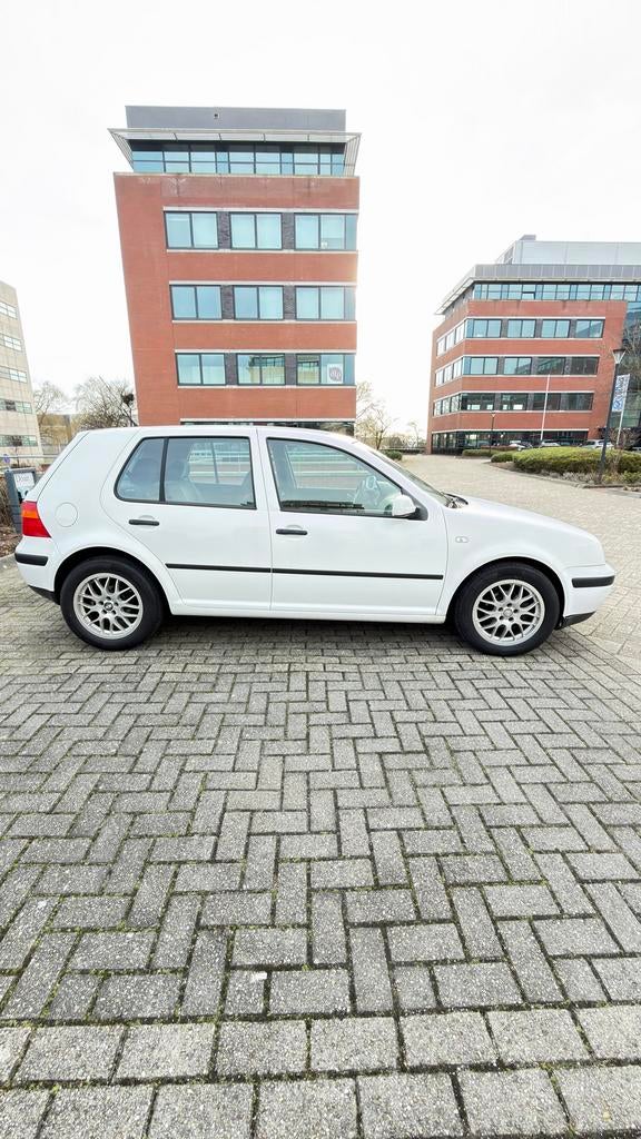 Volkswagen Golf 1.4 55KW 2002 Wit, Auto's, Voorwielaandrijving, 15 km/l, 74 pk, Zwart