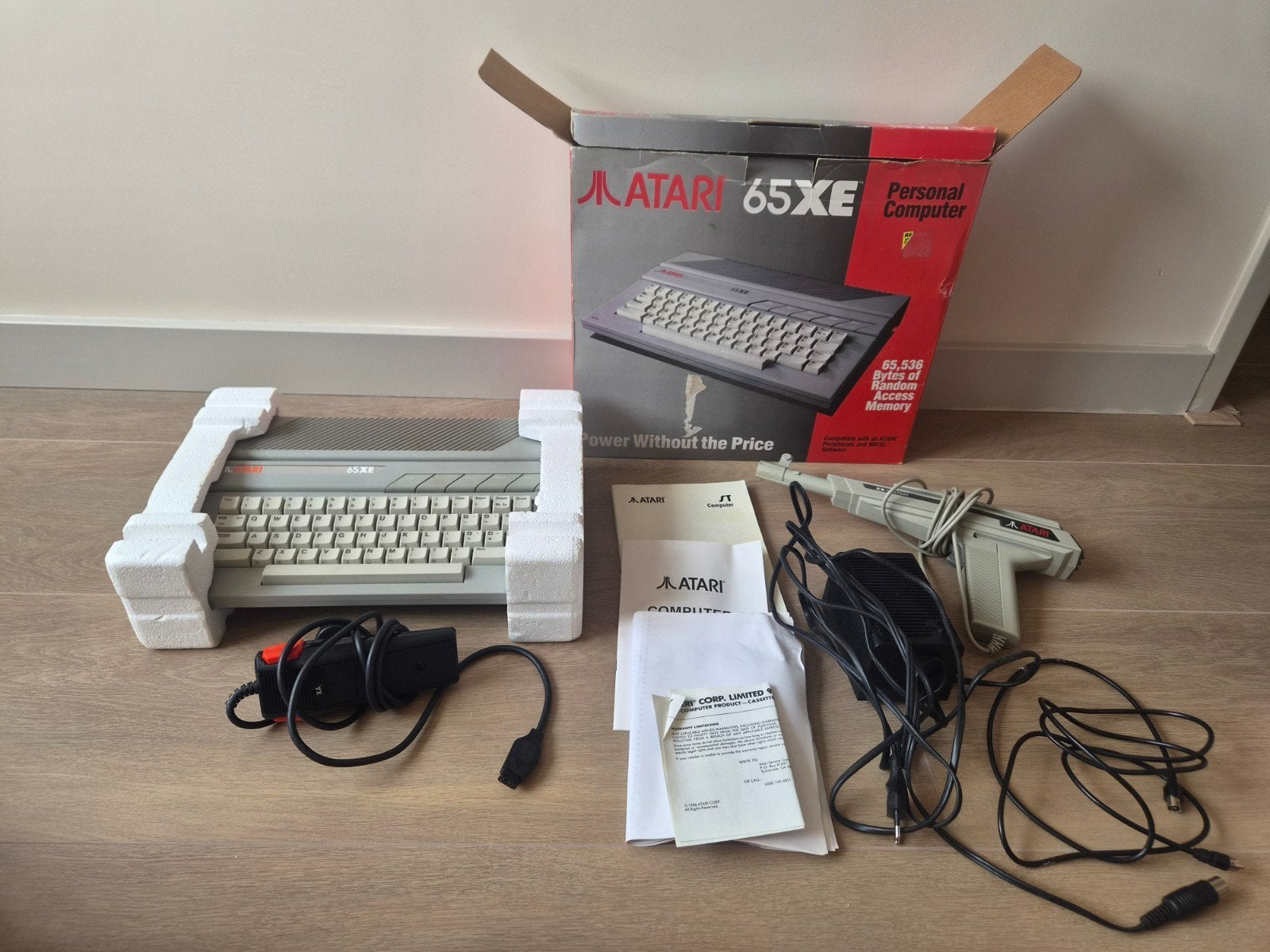 Atari 65XE Personal Computer met accessoires en doos, Ophalen of Verzenden, Zo goed als nieuw, Met 2 controllers, Overige modellen