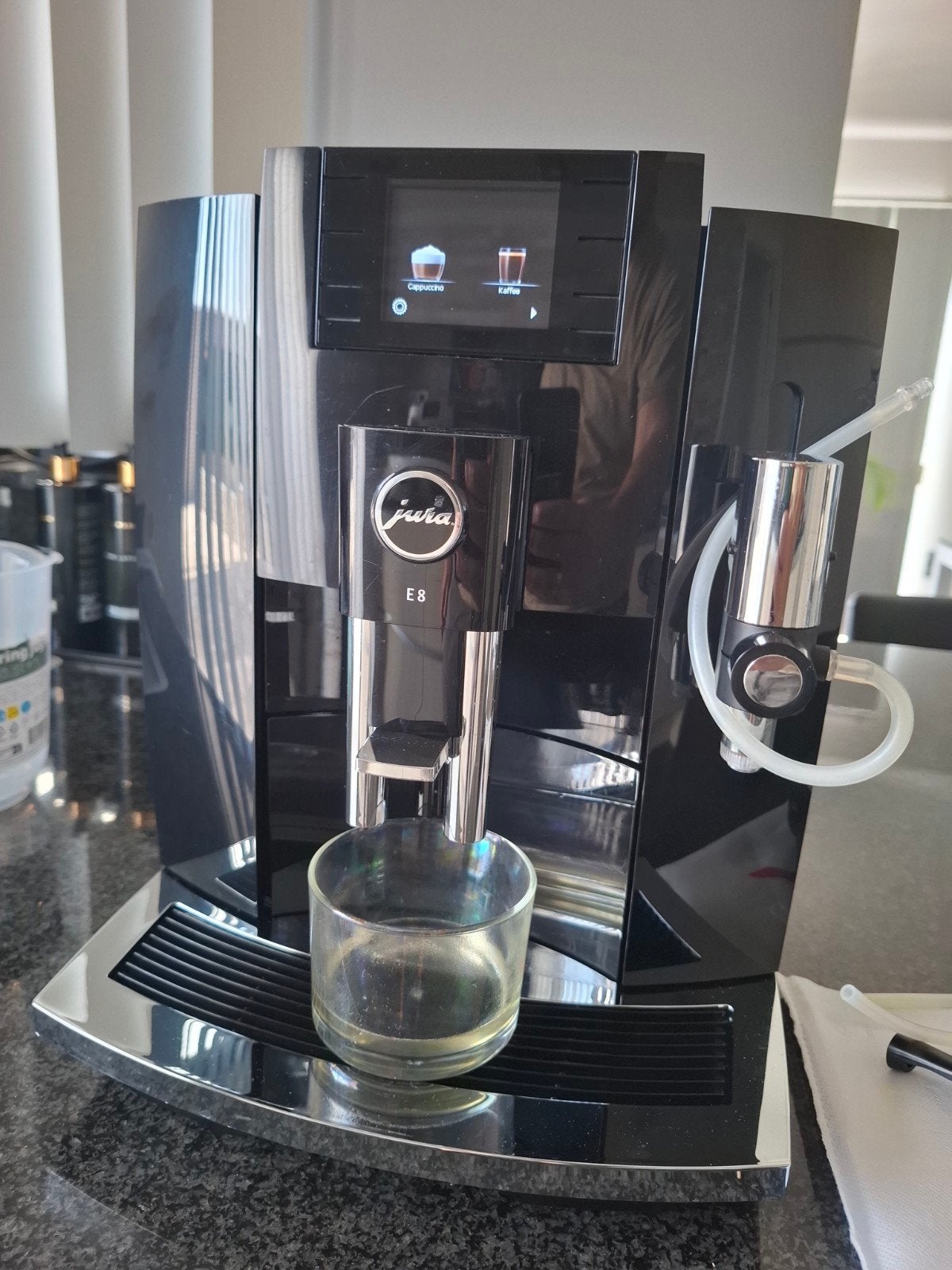 Jura E8 met Smart Connect, 10 kopjes of meer, Ophalen of Verzenden, Zo goed als nieuw, Koffiemachine