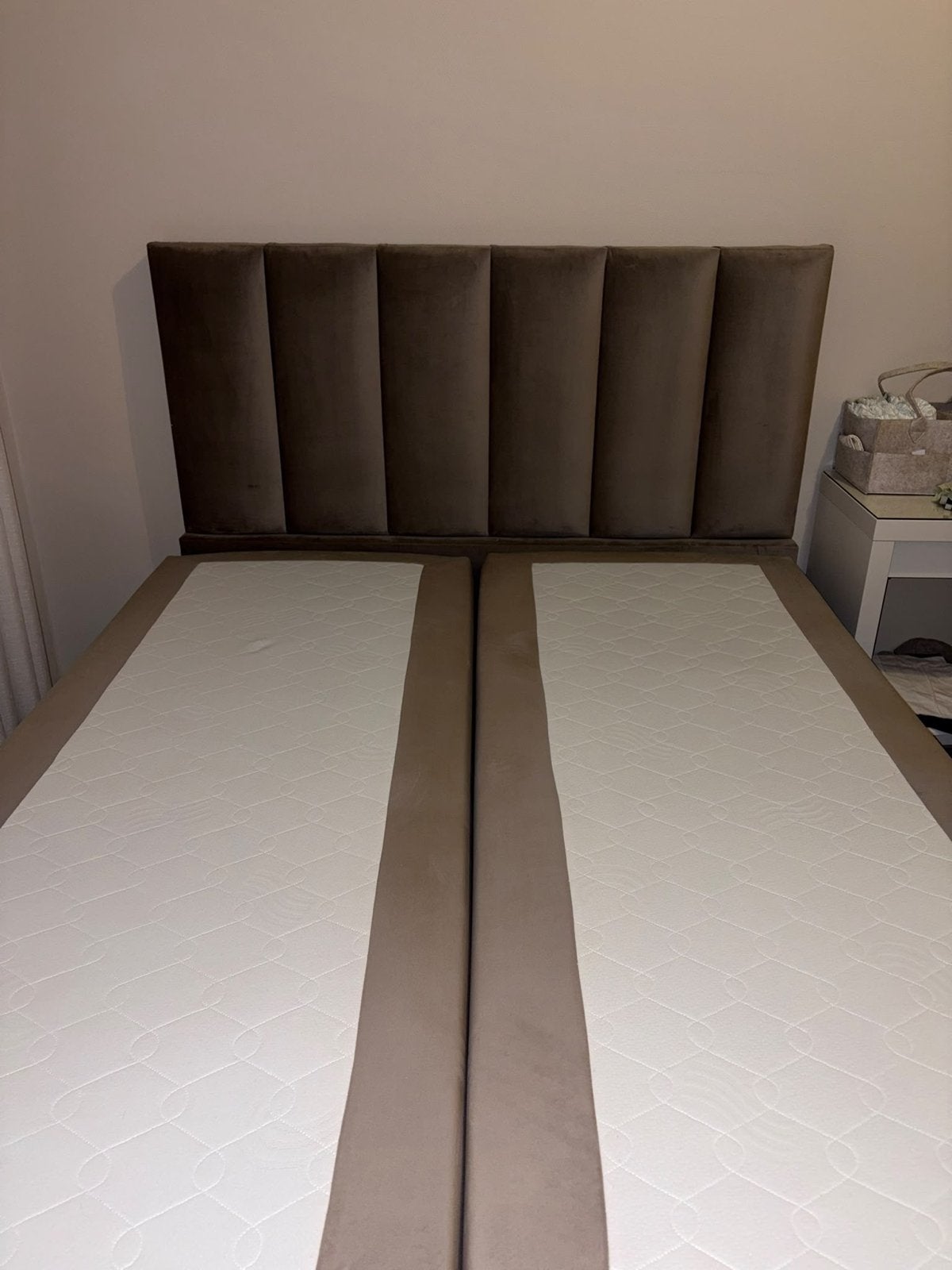 Boxspring met opbergruimte — Velvet Taupe, Ophalen, Bruin, Tweepersoons, Zo goed als nieuw
