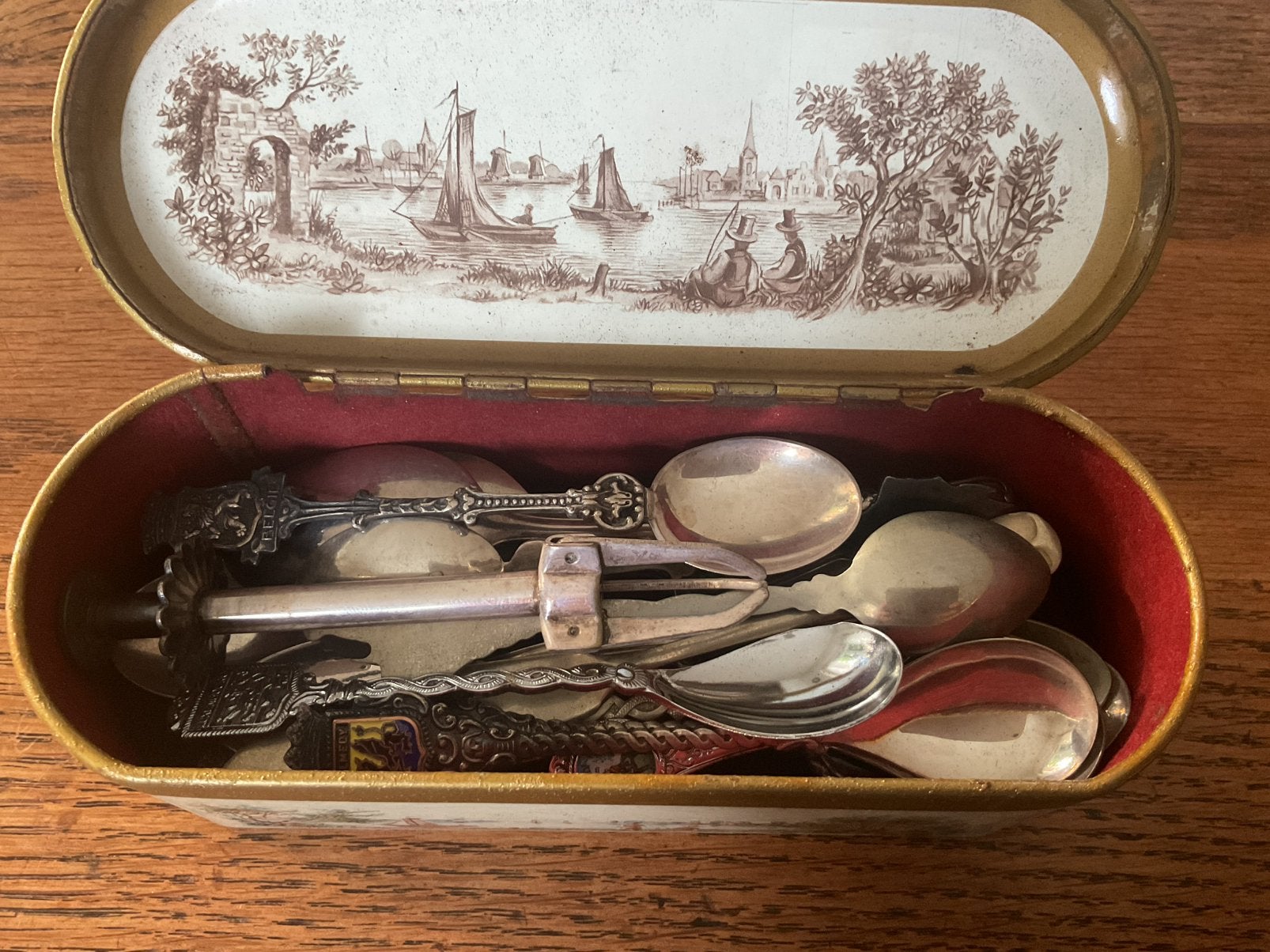 Verzameling theelepels in antiek lepeldoosje, Ophalen of Verzenden