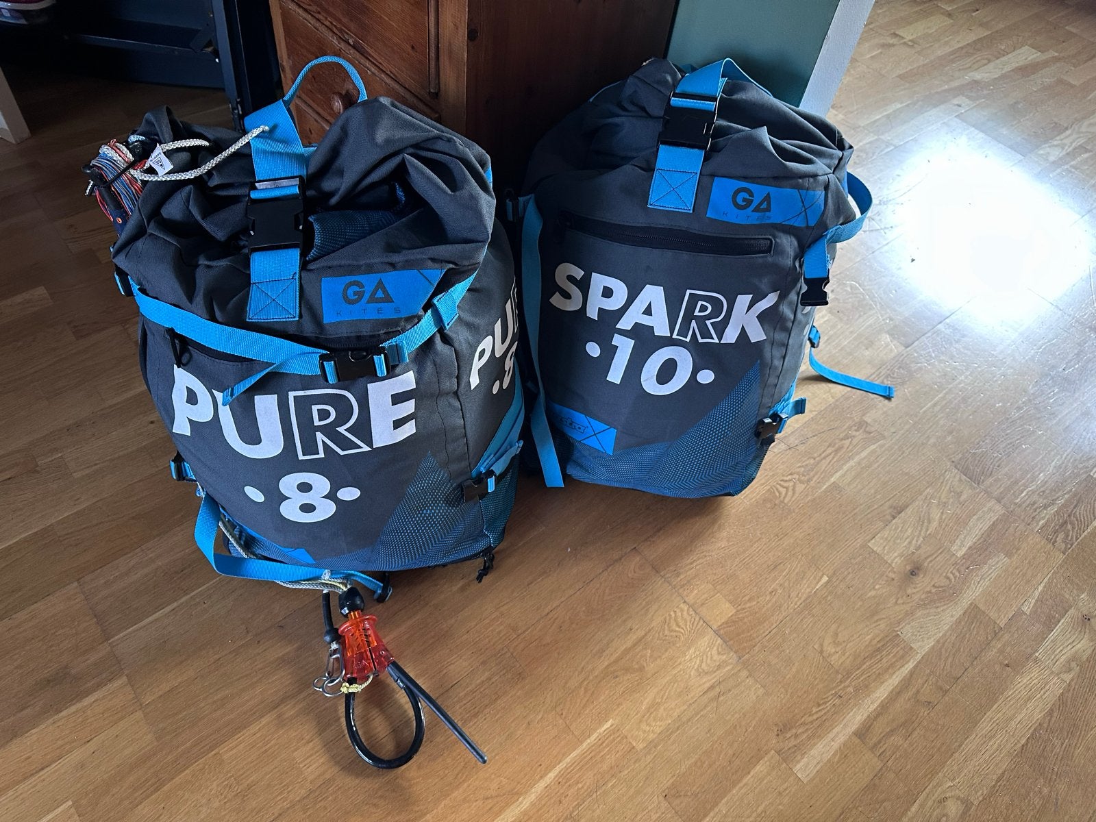 2 Gaastra Kites Spark 10m en Pure 8m met bar, Gebruikt, Kitesurf-set, 10 m², Geen board