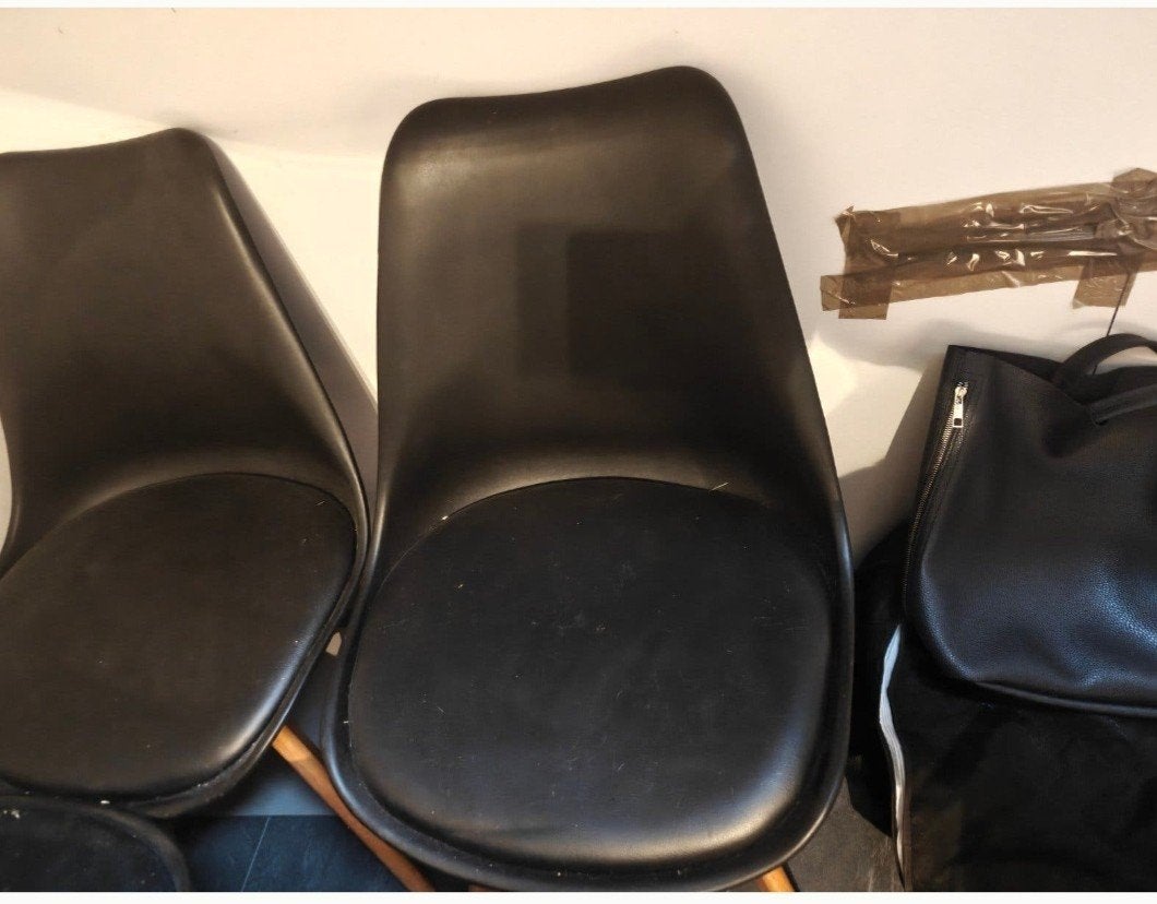 3 zwarte stoelen met houten poten, 2 met leren kussen, Ophalen, Zwart, Twee