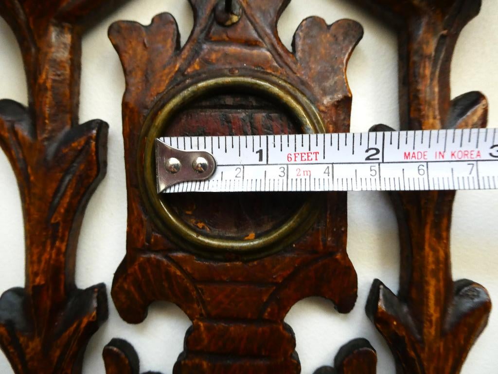 Een floraal houtgesneden zakhorloge houder 1800 - 1850, Overige onderwerpen, Houtsnijwerk, Ophalen of Verzenden, Handgemaakt