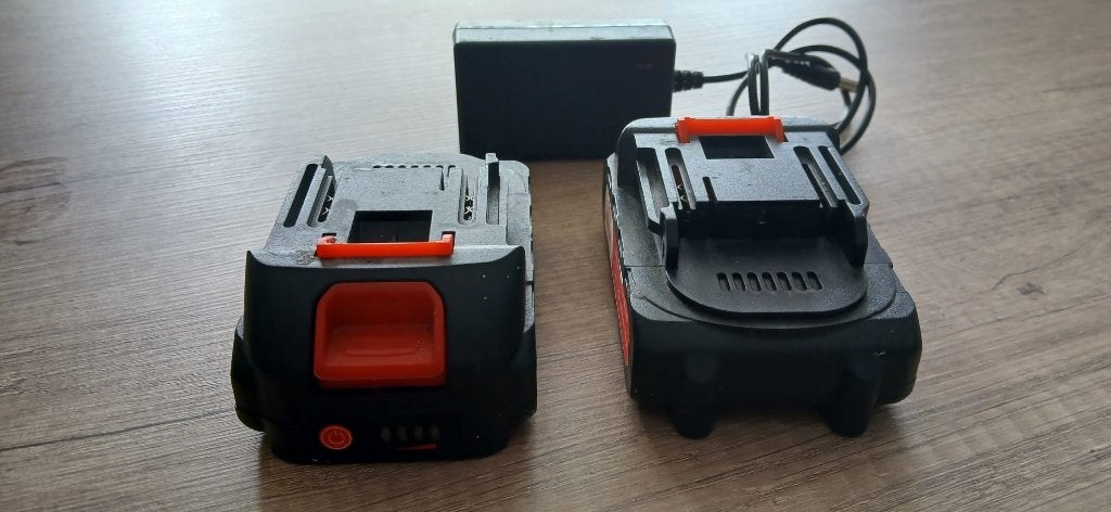2 stuks accu's 21V met oplader voor grastrimmer, Tuin en Terras, Ophalen of Verzenden, Zo goed als nieuw, Accu