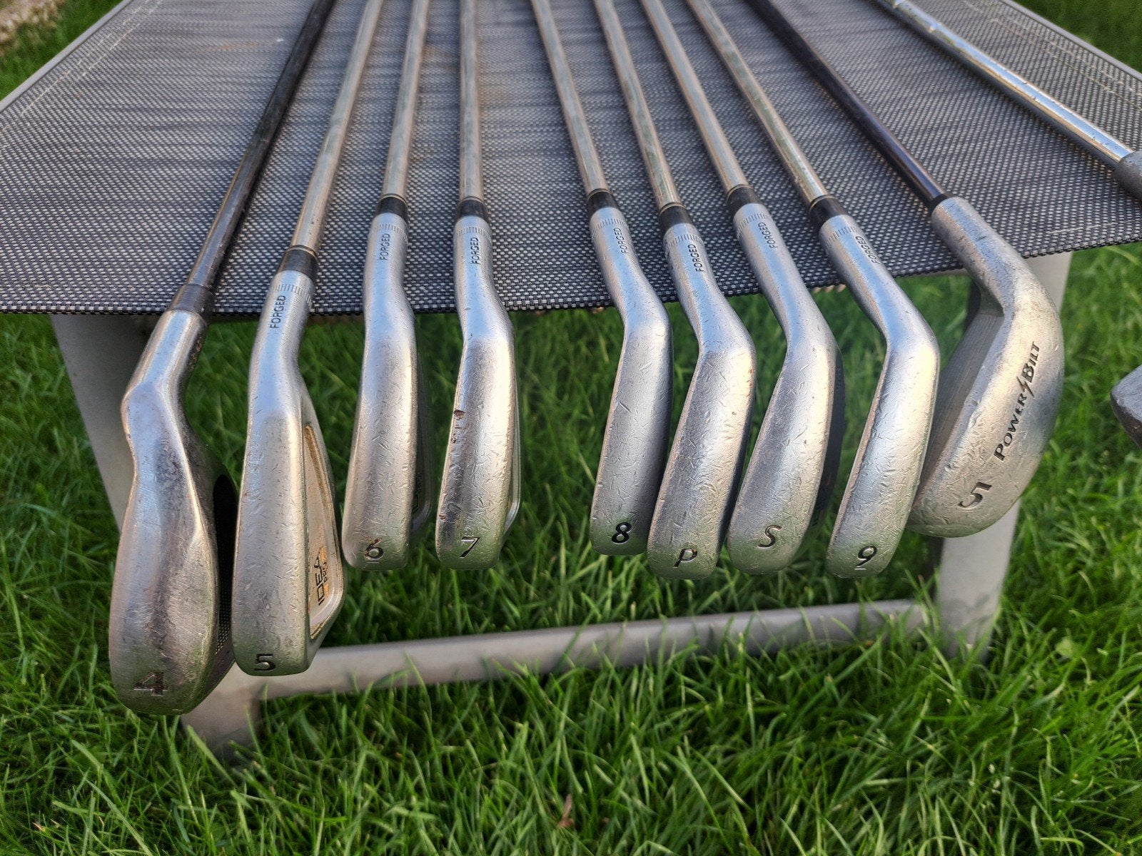 Bennington golftas met clubs en trolley