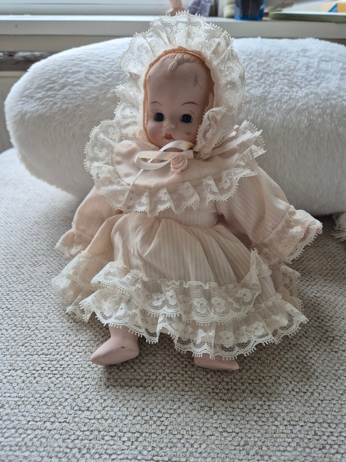 Antieke Babypop met Kanten Jurk - 25 cm, Verzamelen, Poppen, Ophalen of Verzenden, Gebruikt, Babypop