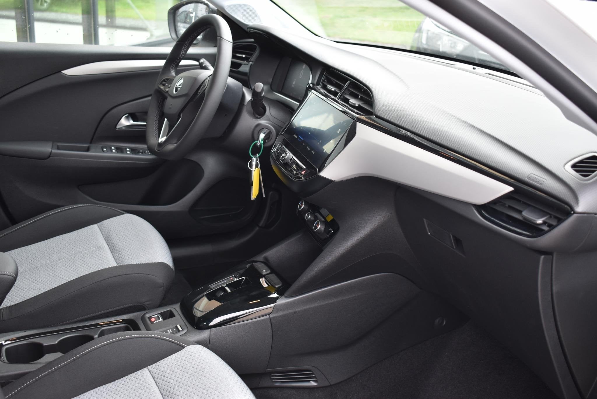 Opel Corsa Electric Edition 50 kWh VOORRAAD KORTING, Auto's, Opel, 12 maanden, Zwart, 355 km, Wit