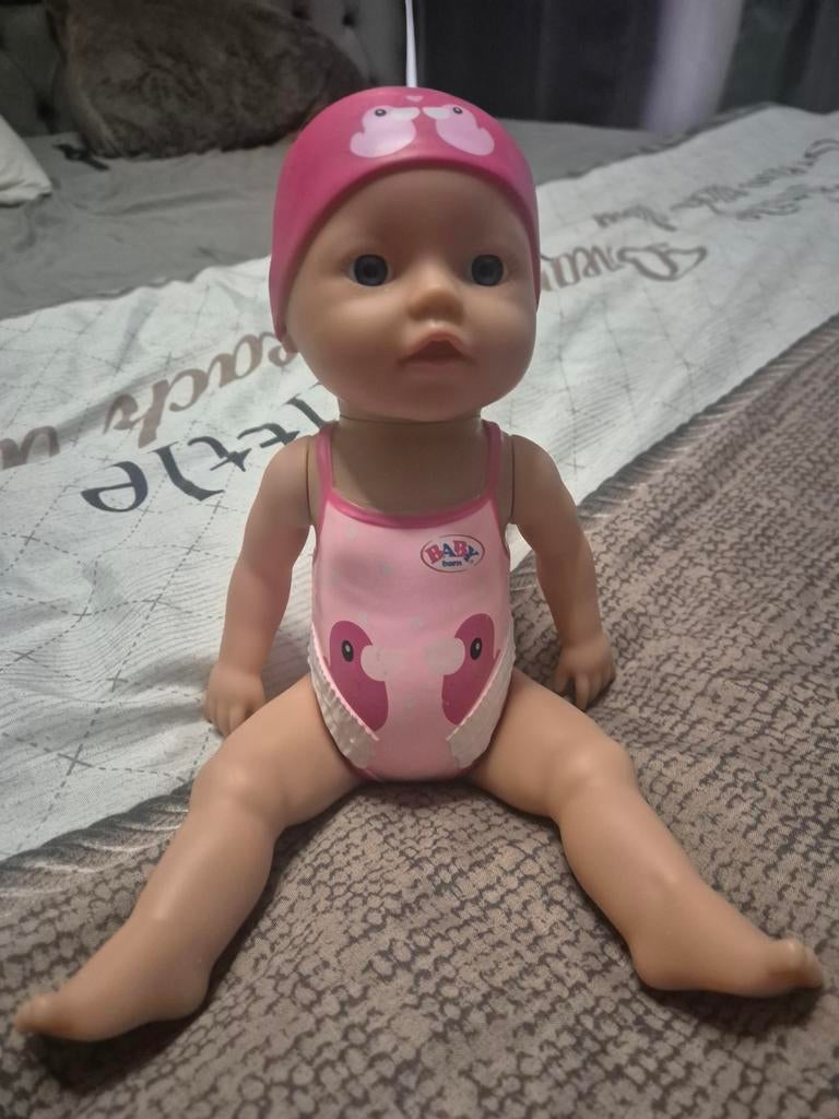 BABY born Zwembaby met zwempak en badmuts, Kinderen en Baby's, Speelgoed | Poppen, Ophalen of Verzenden, Gebruikt, Babypop