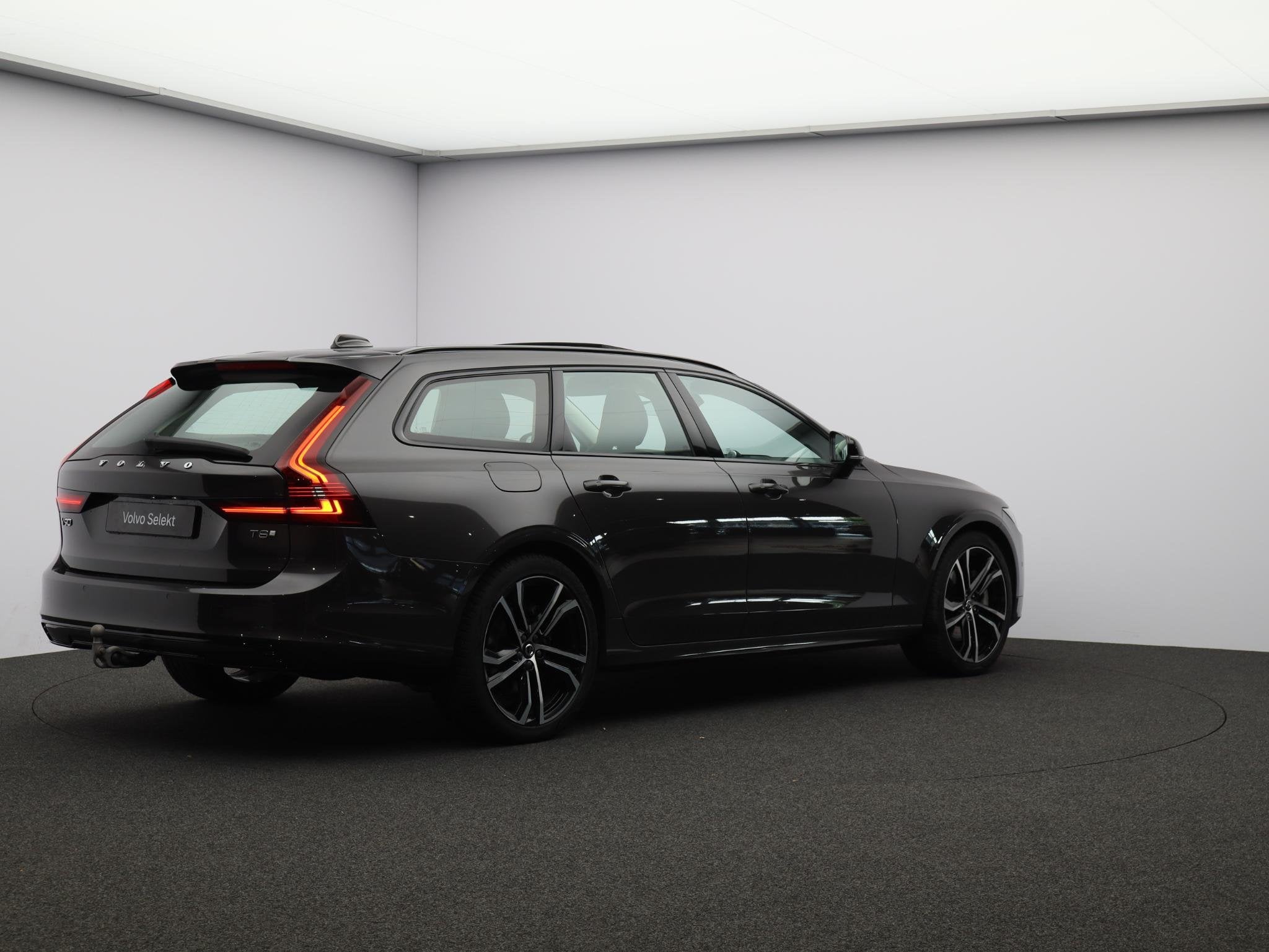 Volvo V90 2.0 T8 Plug-in hybrid AWD Ultra Dark / Trekhaak /, Automaat, 4 cilinders, 180 min, Hybride Elektrisch/Benzine