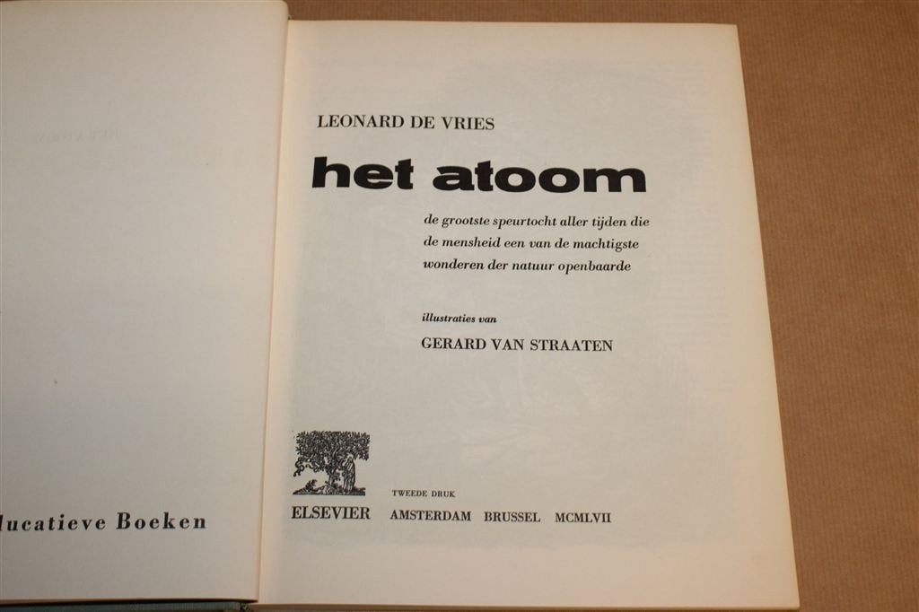 Het Atoom — Leonard de Vries, Educatief Jeugdboek 1957, Ophalen of Verzenden, Gelezen