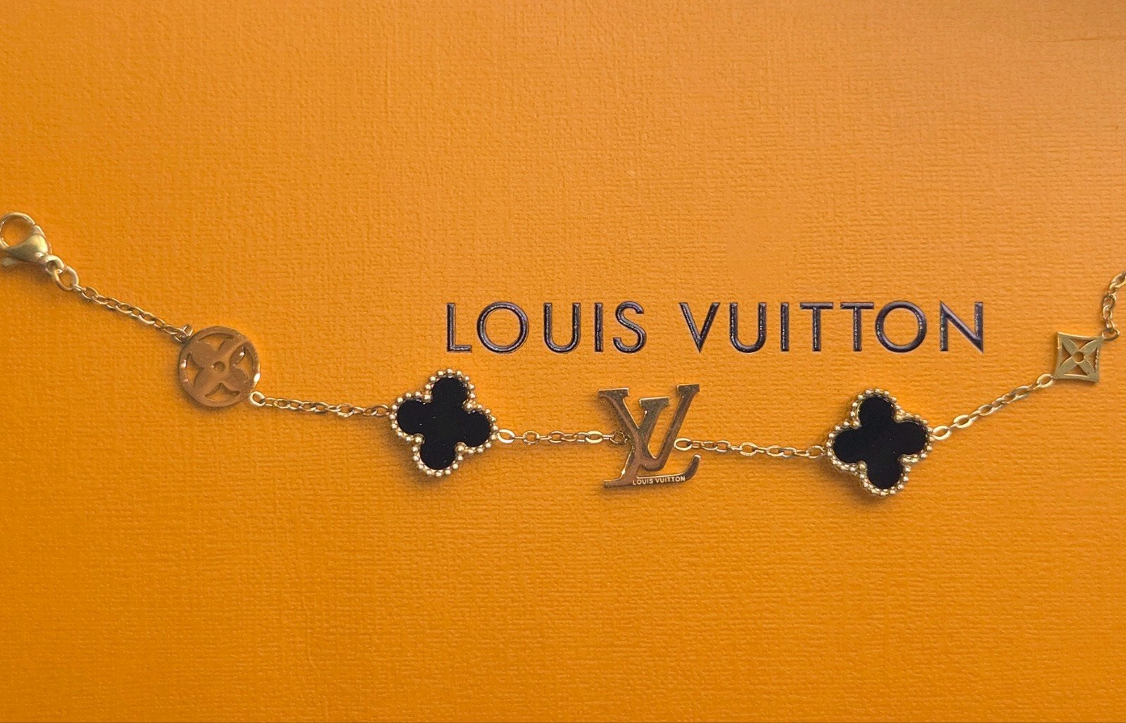 Louis vuitton armband met bedels €20, Staal, Nieuw, Ophalen of Verzenden, Met bedels of kralen
