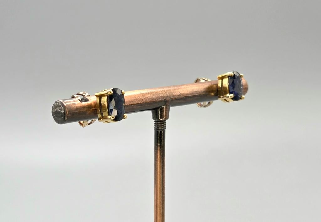 Gouden oorbellen met edelsteen saffier. 2026/317., Sieraden, Tassen en Uiterlijk, Oorbellen, Blauw, ., Ophalen of Verzenden, Zo goed als nieuw