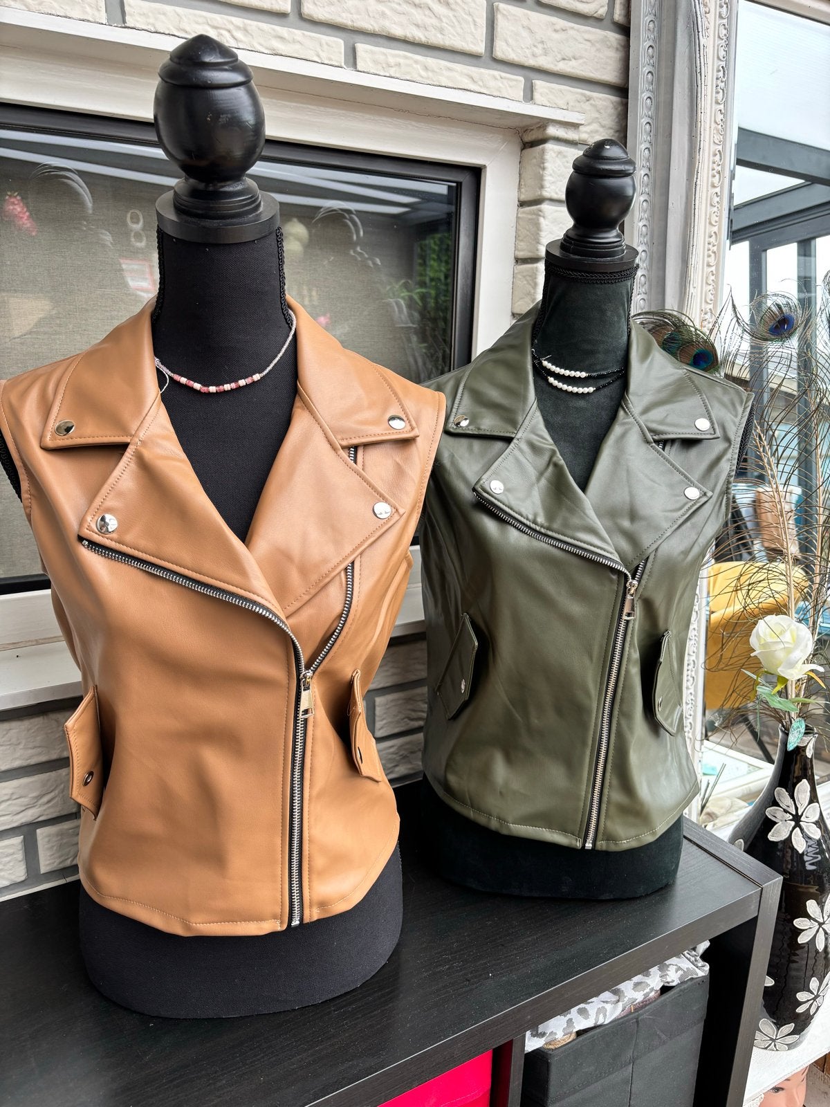 Nieuwe Leatherlook Gilets - Zwart, Camel, Kaki - Div. Maten, Ophalen of Verzenden, Nieuw, Maat 42/44 (L)