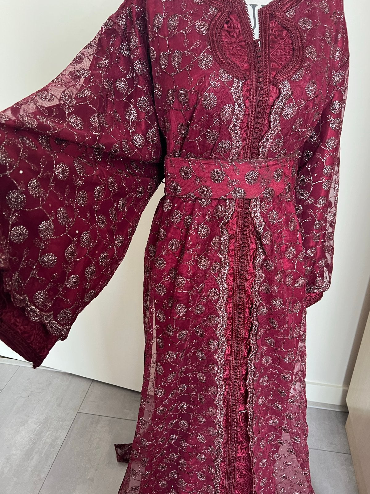 Prachtige bordeauxrode kaftan met zilveren borduursels, Maat 38/40 (M), Overige typen, Ophalen of Verzenden, Zo goed als nieuw