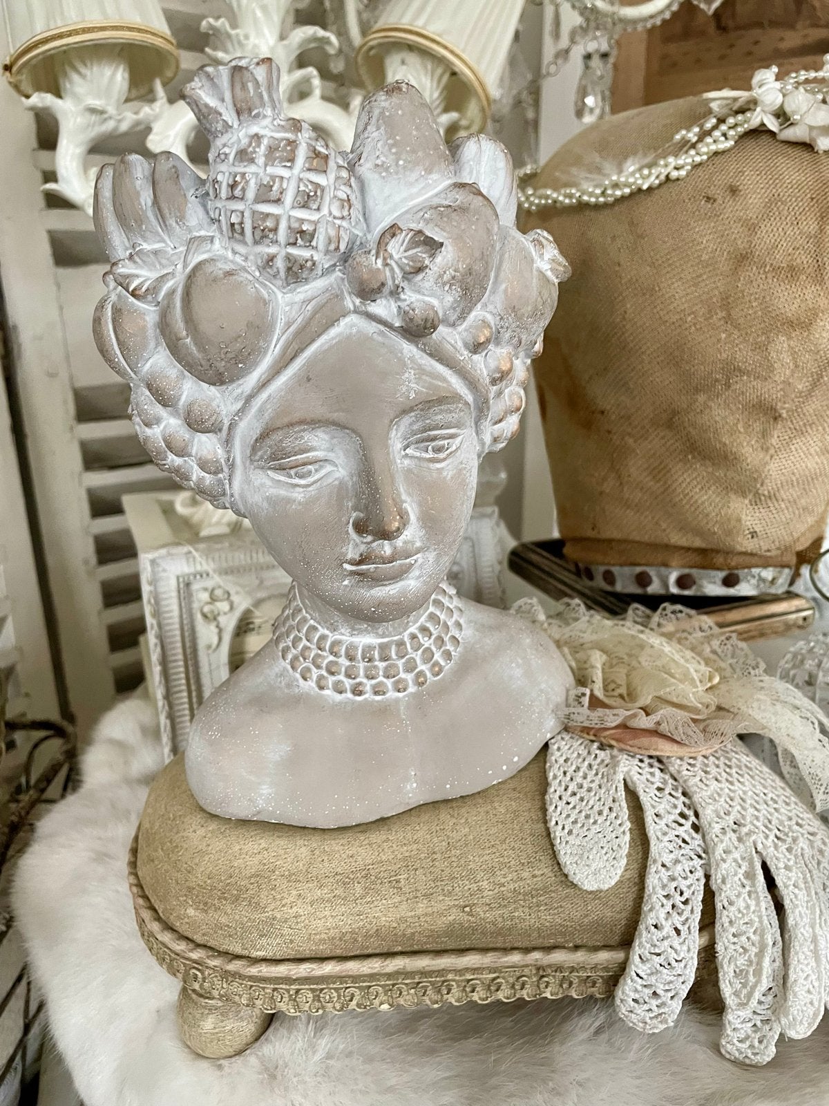 Decoratieve Stenen Buste met Fruit Hoofddeksel, Huis en Inrichting, Brocante, Nieuw, Ophalen of Verzenden, Grijs
