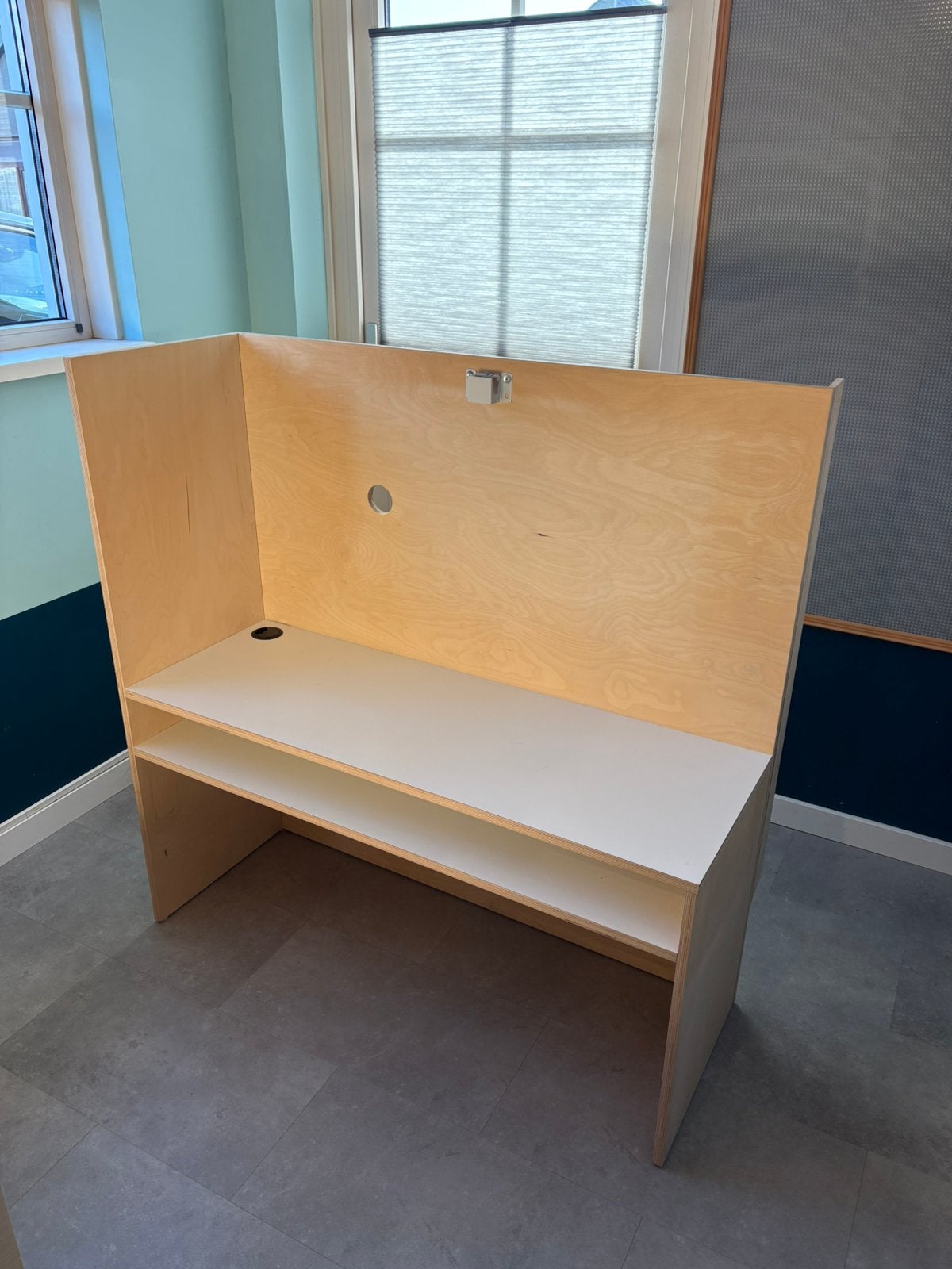 Stevige houten speelhoek / knutseltafel wit, Ophalen, Zo goed als nieuw, Overige typen
