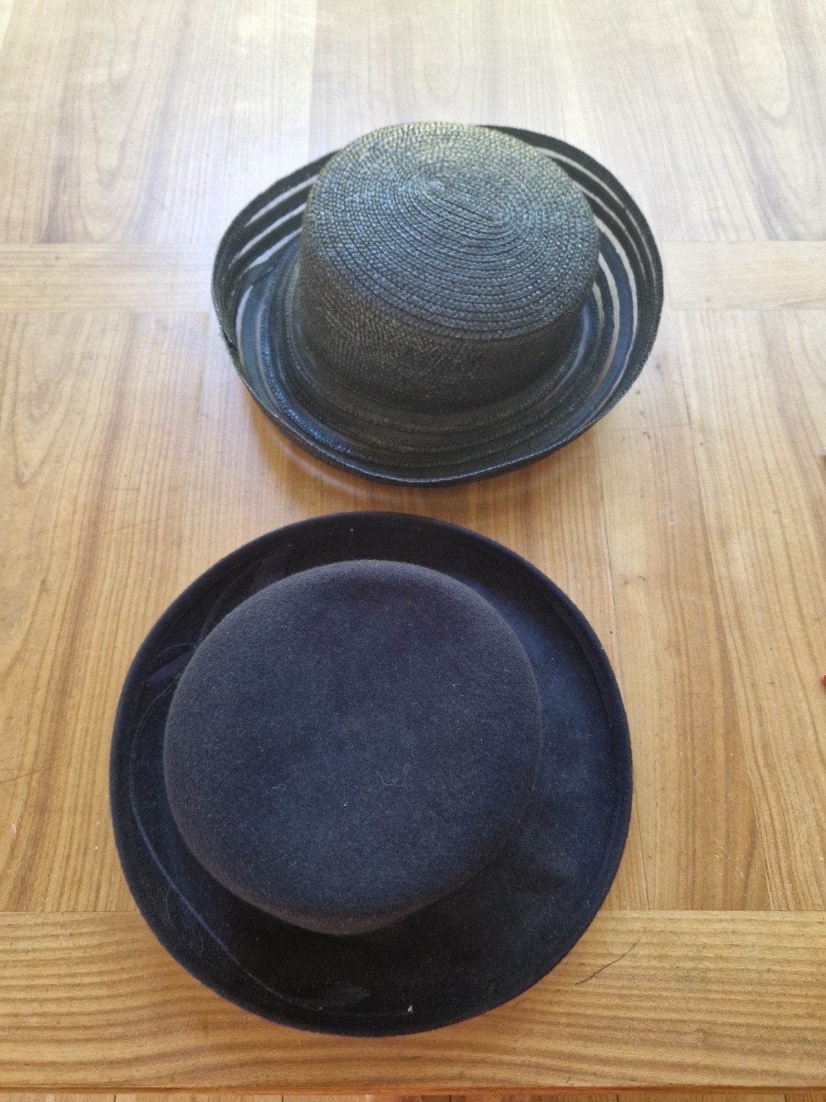elegante donkerblauwe vilten hoed en zwarte hoed van stro, Ophalen of Verzenden, Zo goed als nieuw, 56 of 57 cm (M, 7 of 7⅛ inch)
