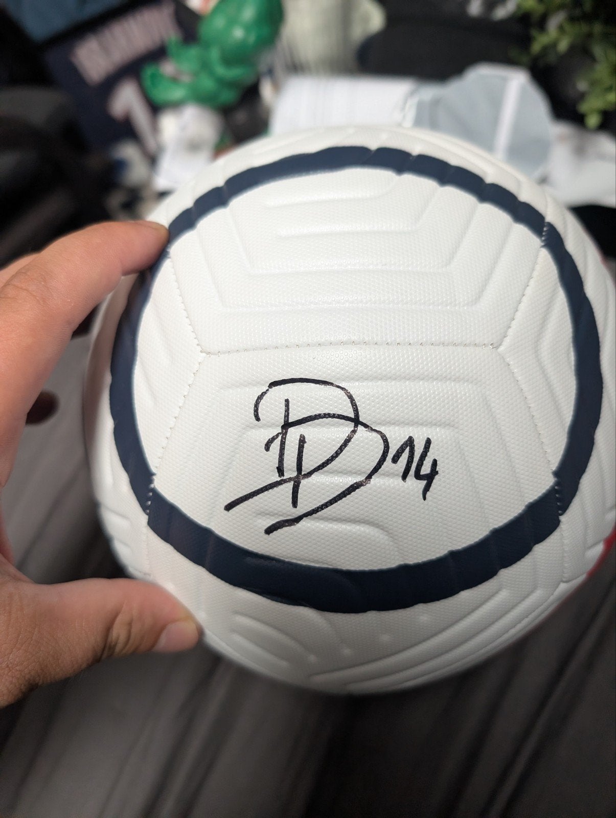 Gesigneerde bal doué, Verzamelen, Sportartikelen en Voetbal, Ophalen of Verzenden, Nieuw, Buitenlandse clubs, Overige typen