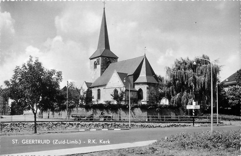 388-469-041 St Geertruid RK Kerk, Verzenden, Voor 1920, Limburg