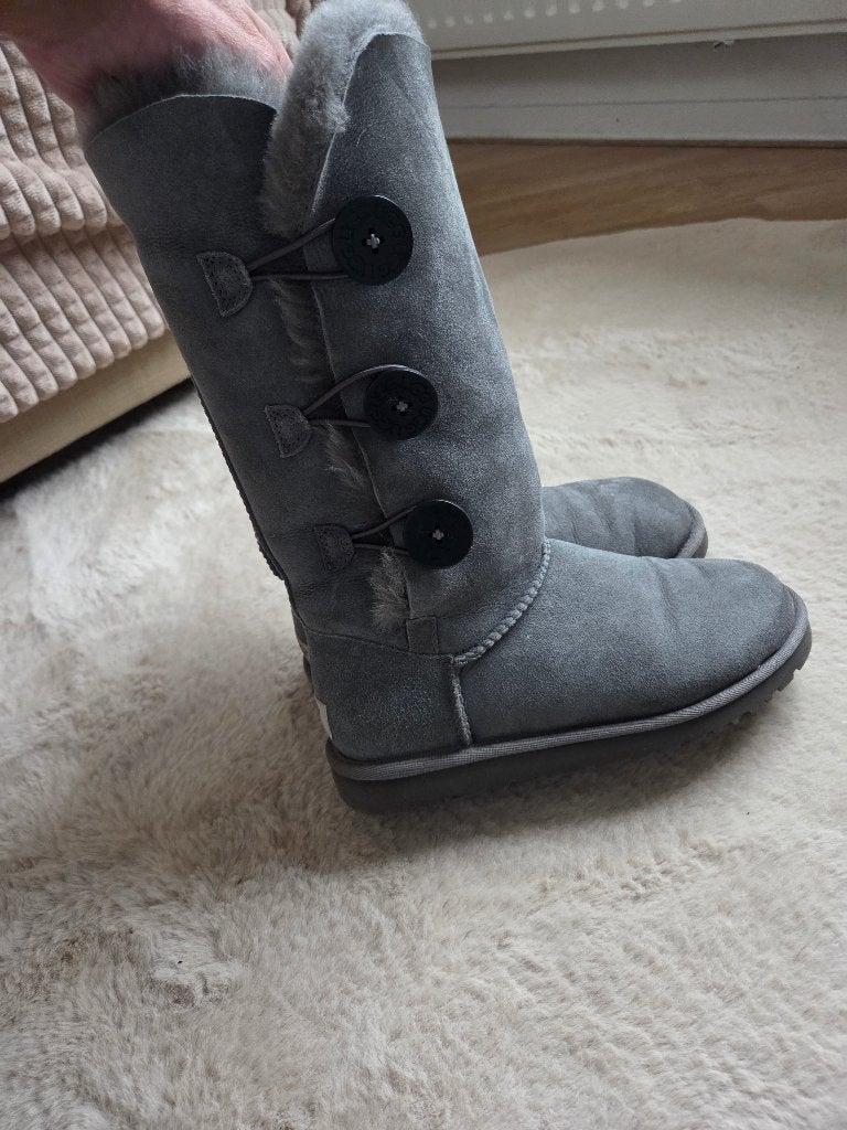 Ugg  bailey button triplet   grey   mt 37, UGG, Ophalen of Verzenden, Zo goed als nieuw, Grijs