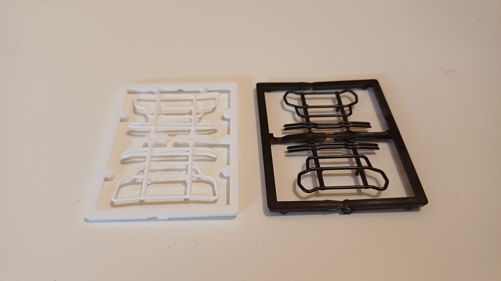 Herpa setje met 4 Scania bullbars wit / zwart, Ophalen of Verzenden, Nieuw, Bus of Vrachtwagen, Herpa