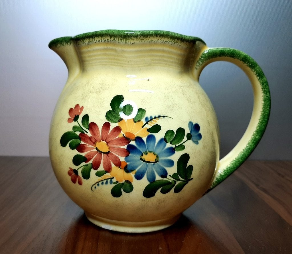 Geel kannetje met bloemen. Merk: Campania. 15,5 cm. hoog., Ophalen of Verzenden
