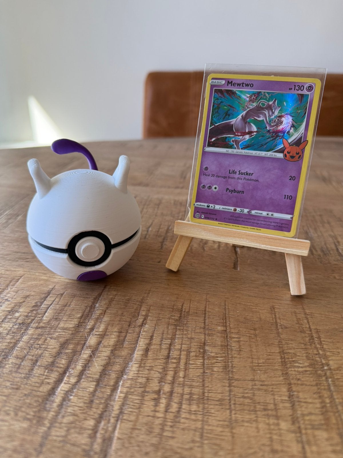 Mewtwo pokemon kaart + standaard + pokeball, Ophalen of Verzenden, Zo goed als nieuw, Losse kaart, Foil