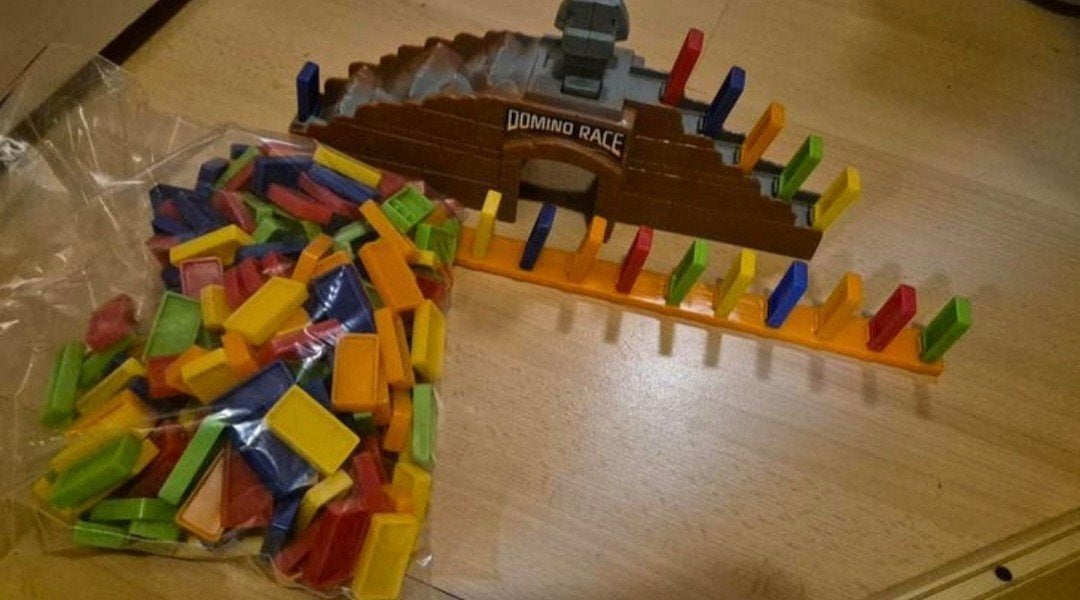 Domino Race Set - Urenlang speelplezier!, Ophalen of Verzenden, Gebruikt, Jongen of Meisje
