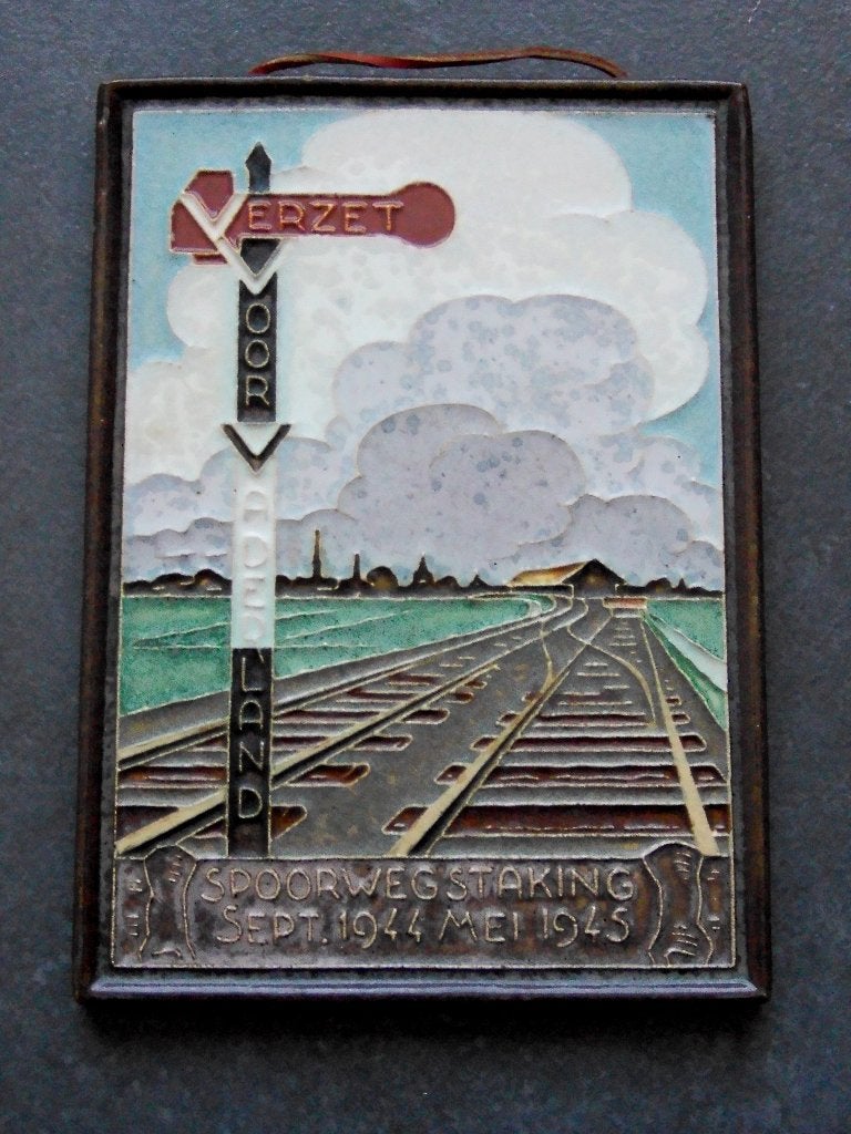 Cloisonné tegel Porceleyne Fles Spoorwegstaking 1944, Ophalen of Verzenden, Overige soorten, Nederland, Kunstobject