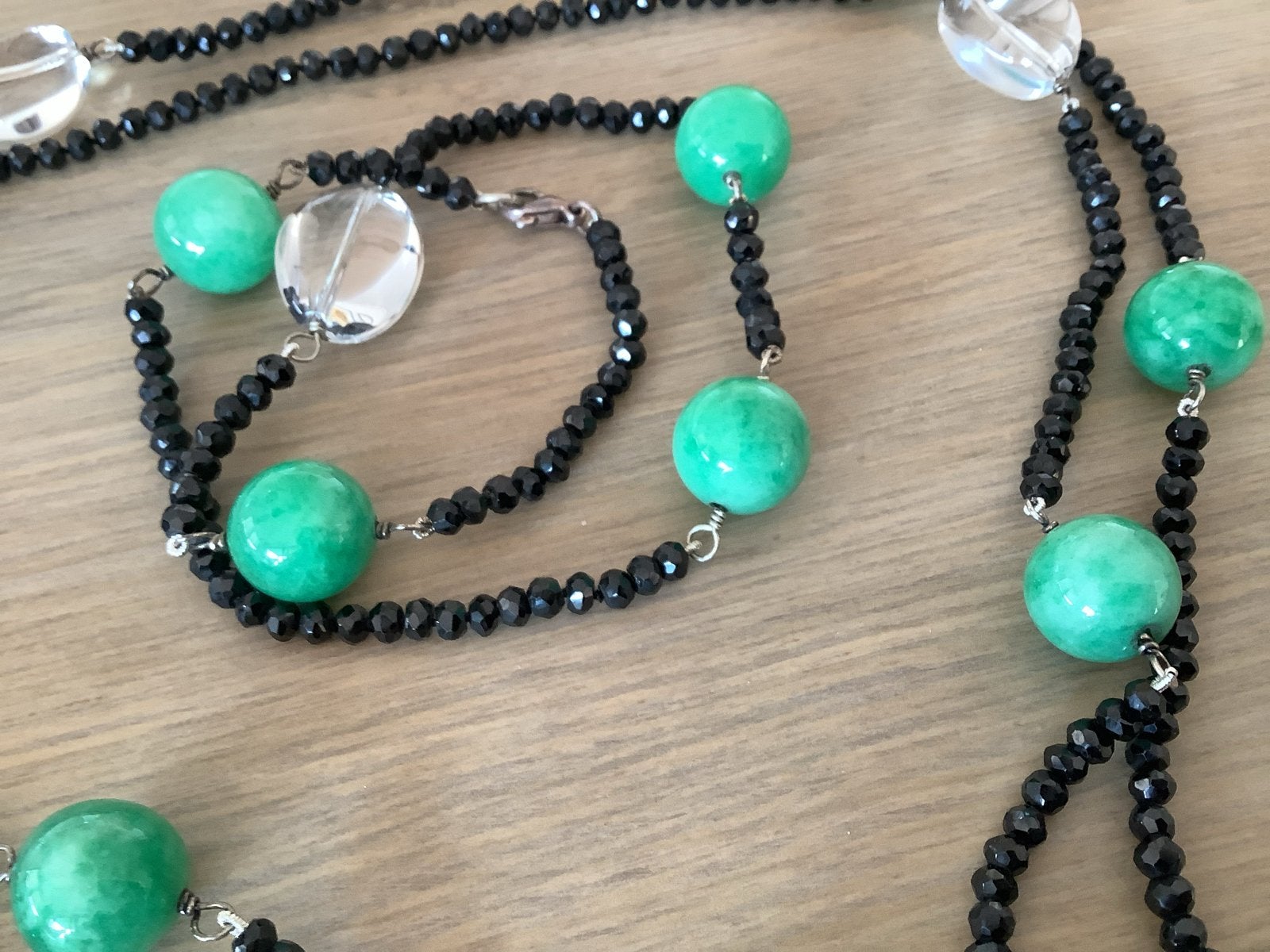 Lange ketting met groene en zwarte kralen - 105 cm, Ophalen of Verzenden, Gebruikt, Groen, Overige materialen