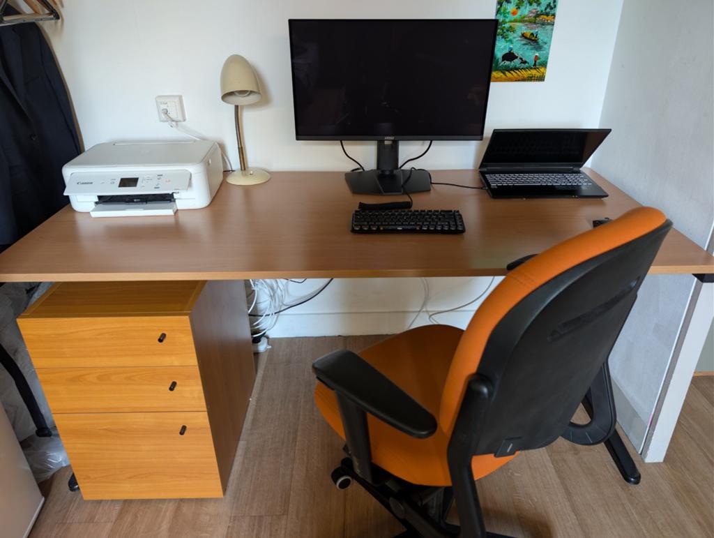 Ruim bureau met metalen onderstel (kast niet inbegrepen), Huis en Inrichting, Bureaus, Ophalen, Overige typen, Gebruikt, Hout