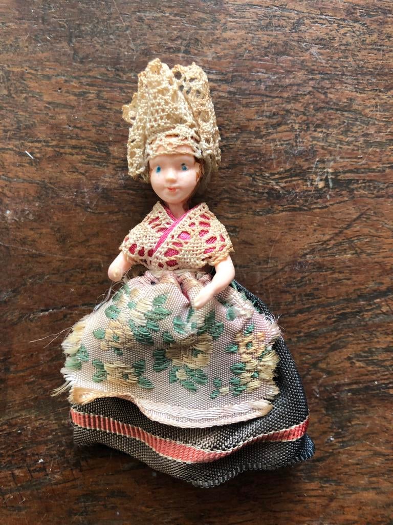 Prachtig popje in traditionele klederdracht, Ophalen of Verzenden, Zo goed als nieuw