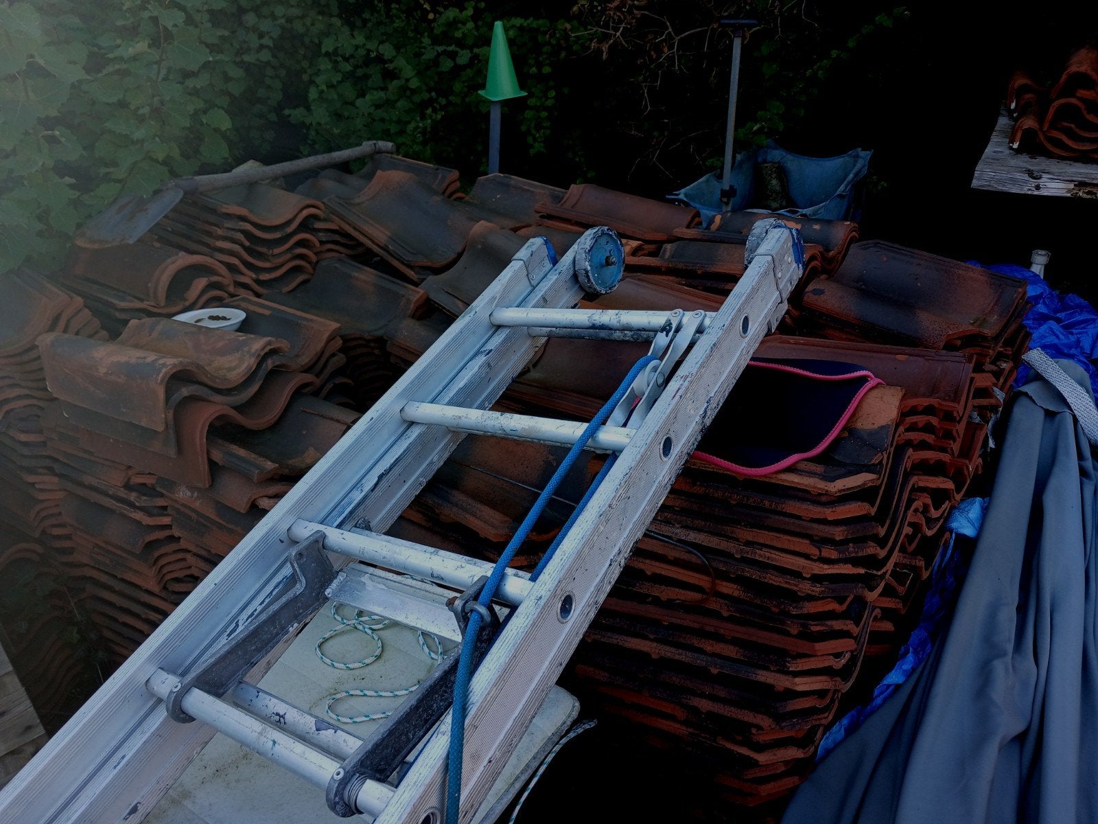 Gratis af te halen: Dakpannen (deels gebroken), Ophalen, Gebruikt, Steen of Klei, 15 m² of meer